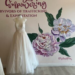 Allure Bridals Ivory A-Line Lace Applique Wedding Dress